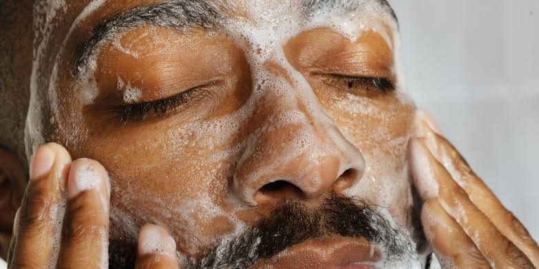 7 Hari Pakai Face Wash Pria: Wajah Makin Bersih atau Malah Kering?