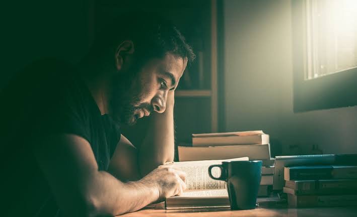 Cara Pria Introvert Tampil Percaya Diri di Depan Umum Tanpa Banyak Bicara